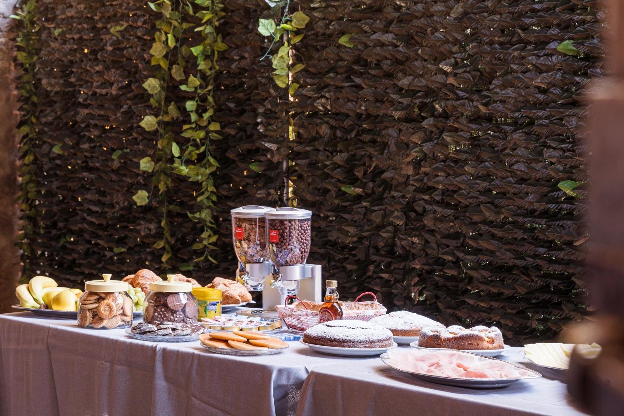 B&B La Corte And Home Restaurant - Free Parking - 10 Minutes To The Lake And Centre Como Zewnętrze zdjęcie